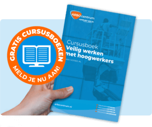 A hand holding a blue course book titled Veilig werken met hoogwerkers with an image of a worker on a lift. An orange circle with a book icon and text reads, Gratis cursusboeken meld je nu aan! on the side.