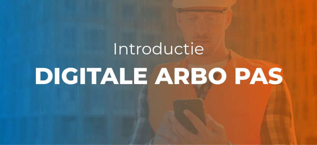 Een persoon met veiligheidsuitrusting en een helm kijkt op zijn telefoon. De afbeelding is bedekt met blauwe en oranje gradiënten. De tekst luidt: Introductie DIGITALE ARBO PAS.