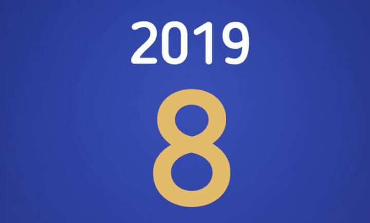 De afbeelding toont het getal 2019 in het wit met daaronder een grote gouden 8, dit alles tegen een effen blauwe achtergrond.