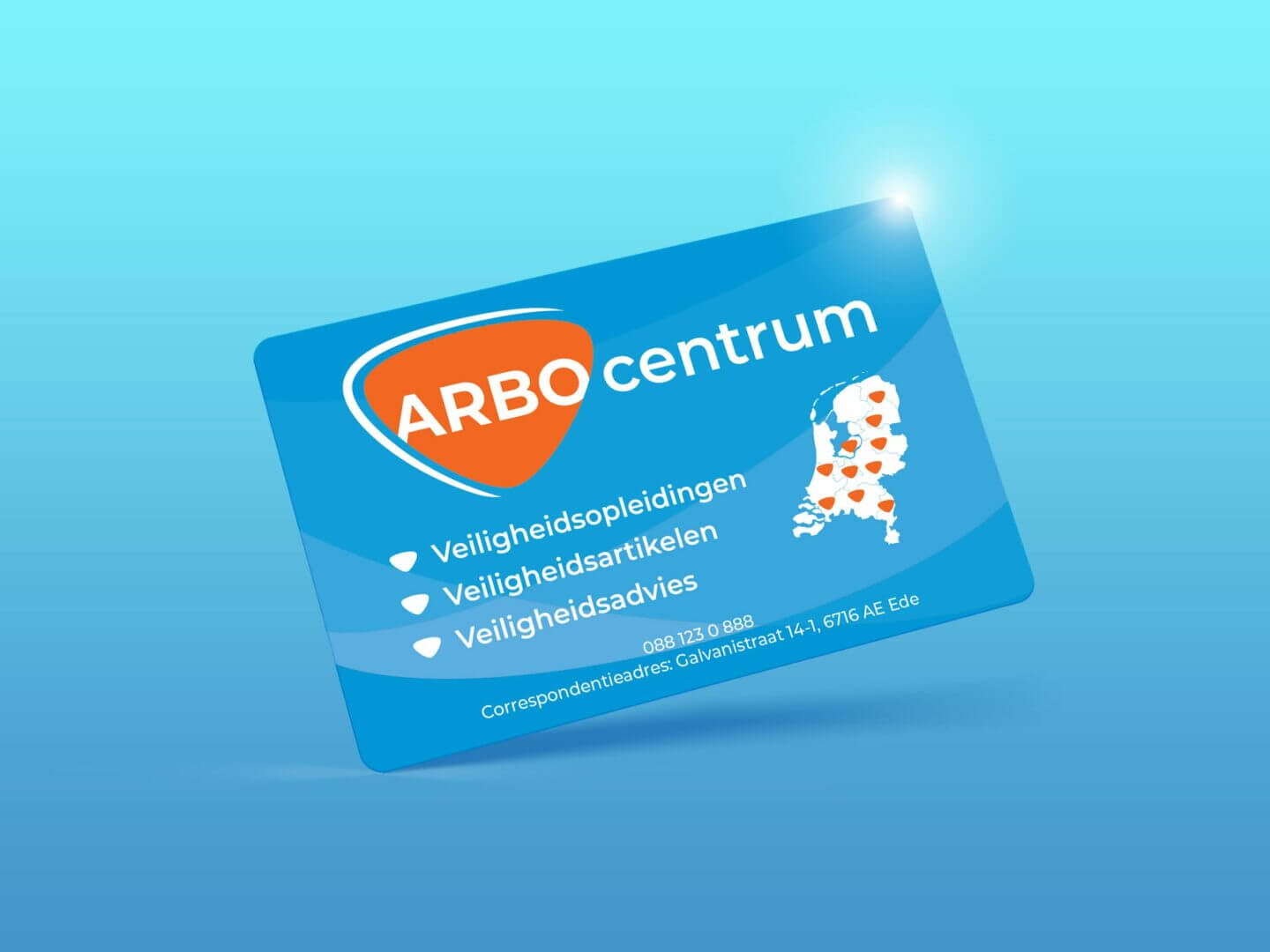 Blauwe kaart met het logo van ARBO centrum, met een kaart van Nederland in de vorm van een oranje helm. Tekstmarkeringen Veiligheidsopleidingen, Veiligheidsartikelen, en Veiligheidsadvies. Leer hoe u zich kunt voorbereiden op een VCA-examen met deze gids. Contactadres staat onderaan.