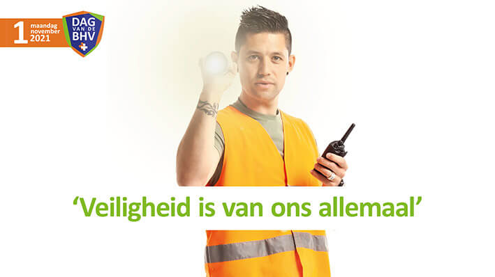 Een persoon in een oranje veiligheidsvest, die Dag van de BHV 2021 vertegenwoordigt, houdt een zaklamp en een walkietalkie vast. De tekst luidt Veiligheid is van ons allemaal naast het evenementlogo en de datum maandag 1 november 2021 in de linkerbovenhoek.