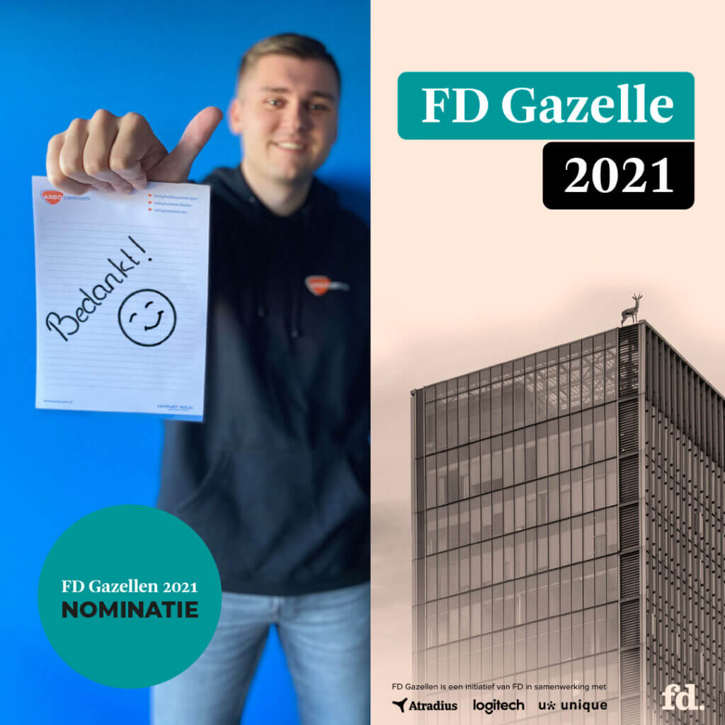Een persoon houdt een papier vast met Bedankt! en een smiley. Naast hen staat een hoog gebouw met een gazellenbeeld erop. De afbeelding toont de tekst: FD Gazelle 2021, ter ere van de nominatie van ARBO centrum voor de FD Gazellen Awards 2021!.