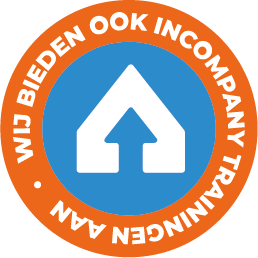 Een cirkelvormig logo met een blauw midden met een wit pijltje omhoog. Een oranje rand omringt de blauwe cirkel, met de Nederlandse tekst WIJ BIEDEN OOK INCOMPANY TRAININGEN AAN, wat betekent Wij bieden ook in-company trainingen aan.