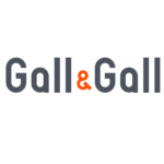 De afbeelding toont het logo voor Gall & Gall, met tekst in een donkerblauw lettertype met een oranje ampersand. Dit iconische ontwerp, vaak gezien bij bedrijven, draagt een gevoel van traditie en kwaliteit met zich mee alsof het door de tijd zelf is gekeurd.