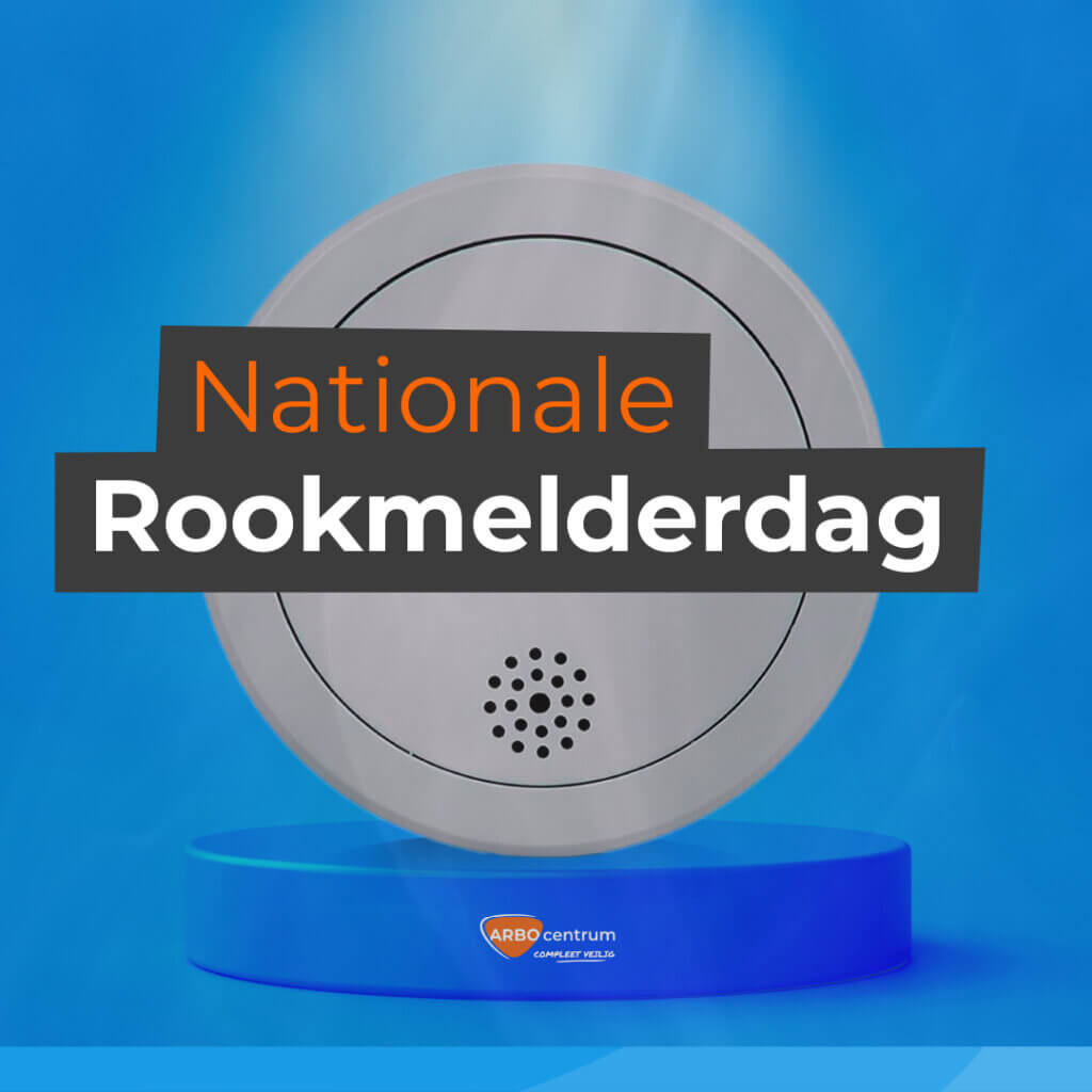 Op een blauw podium staat een rookmelder, met Nationale Rookmelderdag! Alles wat je moet weten over rookmelders in levendig oranje en wit. Onderaan staat een klein logo met de tekst ARBO centrum complete keuring.
