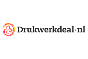 Het logo van Drukwerkdeal.nl bevat een gestileerd rood en oranje icoon aan de linkerkant, naast de tekst Drukwerkdeal.nl in grijs lettertype. Ideaal voor alle opleidingsoverzichtmaterialen.