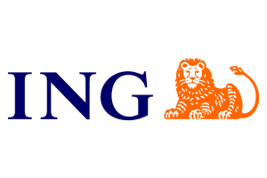 De afbeelding toont het ING-logo, met de letters ING in donkerblauw naast een oranje leeuw. De leeuw ligt, kijkt naar voren, met een gestileerd en minimalistisch ontwerp - vergelijkbaar met een overzichtskaart of opleidingsoverzicht in zijn strakke eenvoud.