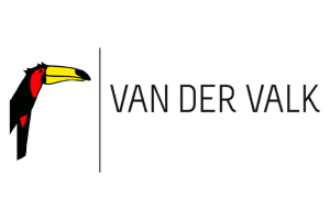 Het logo toont een gestileerde toekan met een geel-rode snavel links van een dunne verticale lijn, vergezeld door de tekst Van der Valk in hoofdletters. Het is een elegant ontwerp dat moeiteloos uw opleidingsoverzicht-materialen aanvult.
