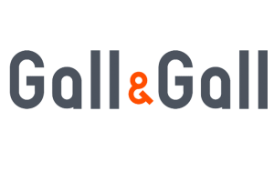 De afbeelding toont het logo voor Gall & Gall, met tekst in een donkerblauw lettertype met een oranje ampersand. Dit iconische ontwerp, vaak gezien bij bedrijven, draagt een gevoel van traditie en kwaliteit met zich mee alsof het door de tijd zelf is gekeurd.